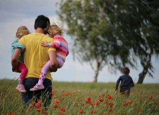 Uloga tate u ranom razvoju deteta – Više od igre i zabave