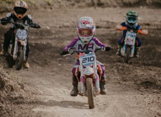 Bezbednost pre svega, šta svaki roditelj mora znati pre nego pusti dete na motor